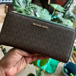 MK Micheal Kors Jet Set Continental wallet